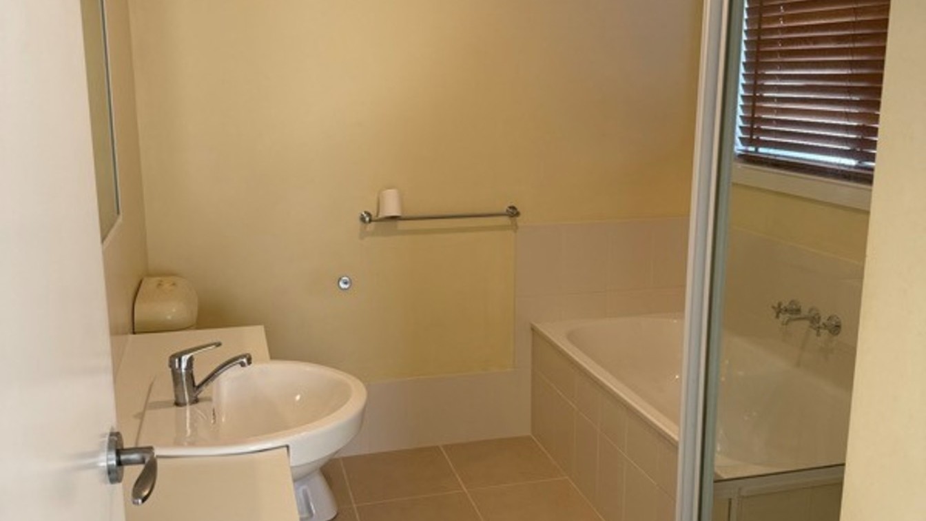 Spacious 3-Bedroom Townhouse with Private Backyard & Garage - 24 Friar Cl, Port Macquarie NSW 2444 - 5