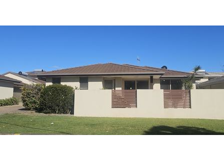 Modern and spacious 3-bedroom Villa - 74-76 Hastings River Dr, Port Macquarie NSW 2444